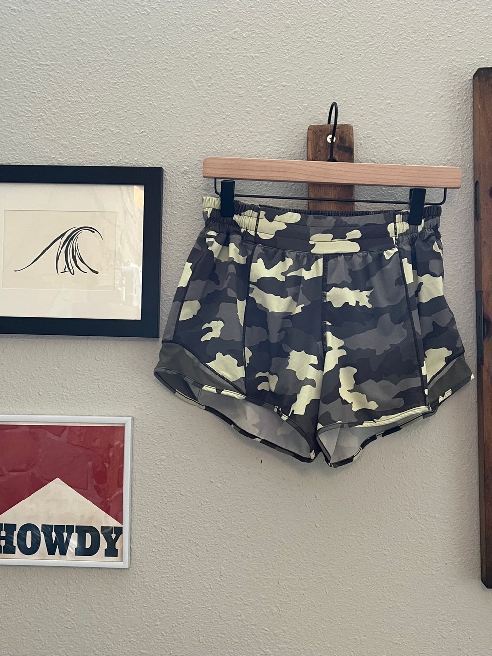 $58 Lululemon Hotty Hot Low Rise Short 4" Camo Size 8 TALL
